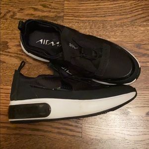 Nike Air Max DIA Sneakers